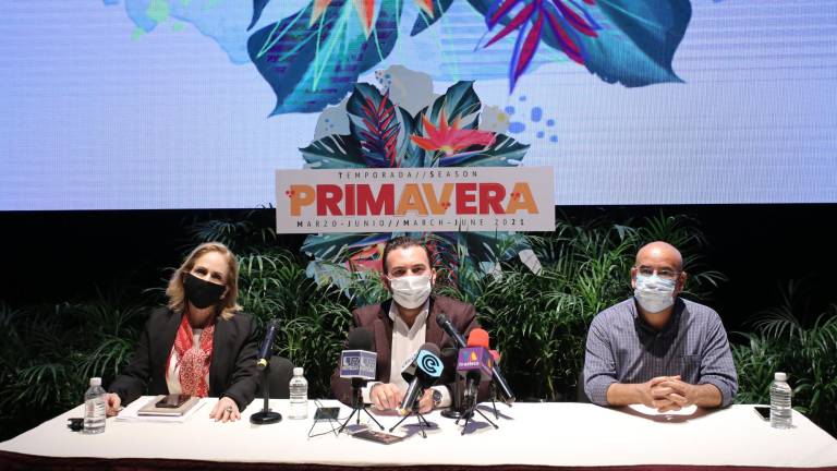 José Ángel Tostado Quevedo, director del Instituto, en compañía de Zoila Fernández y José Ramón Gómez Polo, directora artística y coordinador del teatro, realizaron la presentación.
