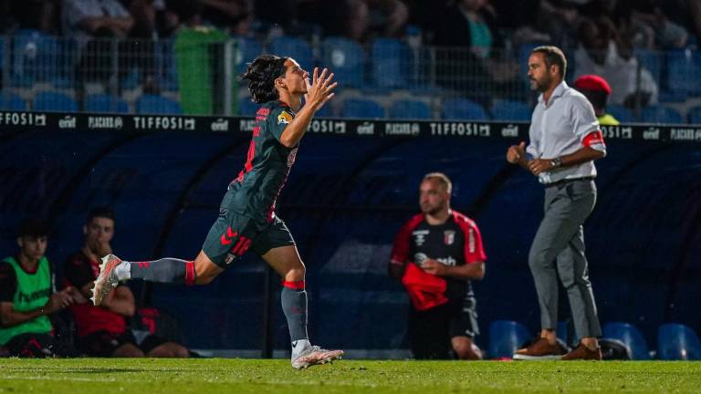 Diego Lainez ingresa de cambio.