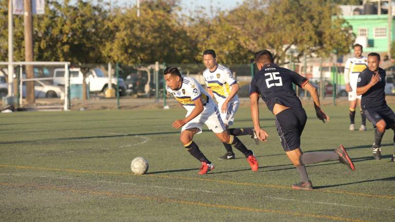 Los equipos de Federales FC (negro) y Deportivo Pepamas se enfrentaron en la fecha 6 del torneo de Copa.