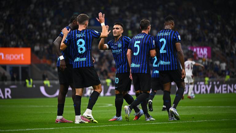 Lautaro Martínez es felicitado por sus compañeros tras anotar uno de los goles del Inter.