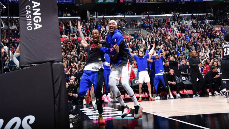 Los jugadores de los Clippers clebran el agónico triunfo sobre los Nets tras remontar un déficit de 18 puntos.
