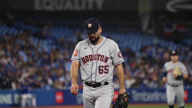 José Urquidy recibe apoyo de los Astros para acreditarse el triunfo.