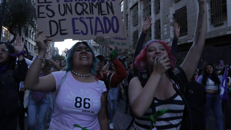 Miles de mujeres marcharon en CDMX por el Día Internacional de la Mujer.