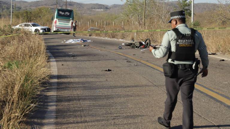 Los ocupantes de la moto quedaron tendidos en medio de la carretera junto a la motocicleta destrozada.
