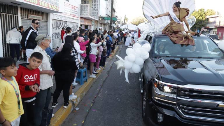 Las candidatas saludaron a los congregados en las banquetas de las diferentes avenidas del puerto.