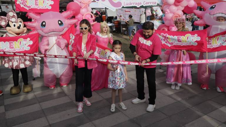 Celia Correa de Lizárraga, Ximena y Poncho Lizárraga, líder de la Banda El Recodo, realizan el corte del listón inaugural de la Gran Kermés, que se celebró en el Parque Ciudades Hermanas.