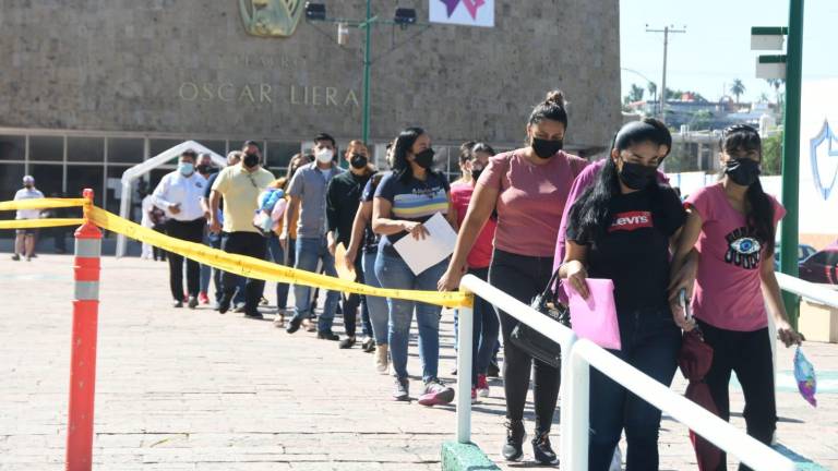 Menores han acudido por vacunas.