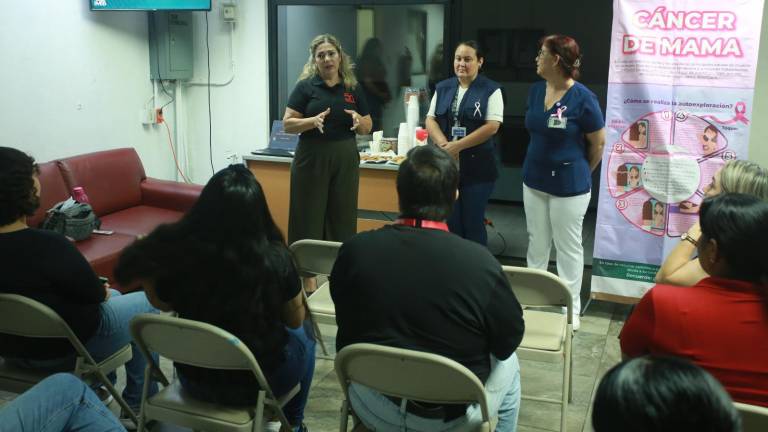 Elizabeth Peraza, directora ejecutiva de Grupo Noroeste, da la bienvenida a las expositoras de la conferencia “Octubre mes de la sensibilización”.
