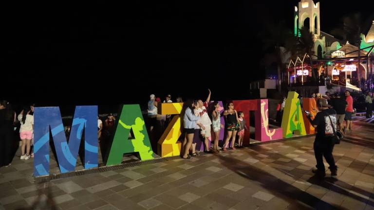 En las Letras de Mazatlán, algunos visitantes aprovecharon para tomarse la foto que ya es tradicional para los turistas.