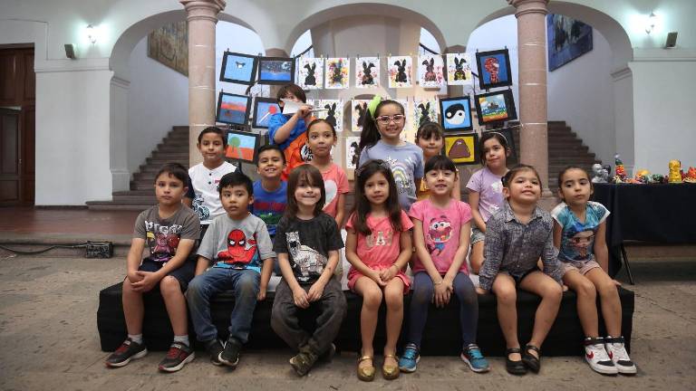 Los pequeños artistas durante la clausura del Taller de Pascua.