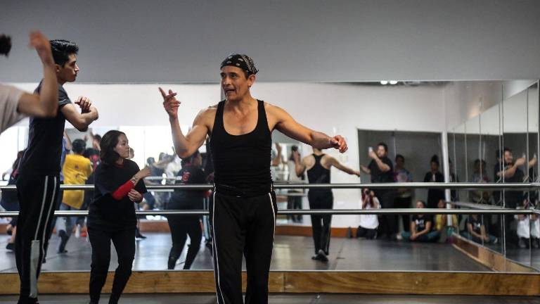 Ruby Gámez comparte su experiencia en un taller con alumnos de danza.
