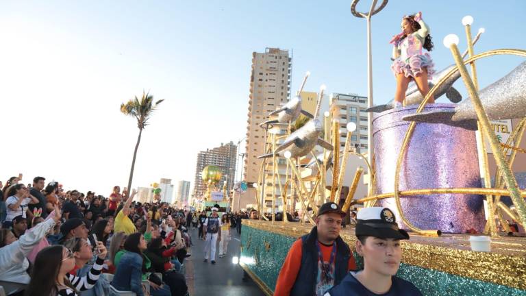Los imponentes carros alegóricos, las comparsas y las actuaciones de artistas como Tatiana y La Adictiva, marcaron el cierre del Carnaval 2025 con el segundo desfile.