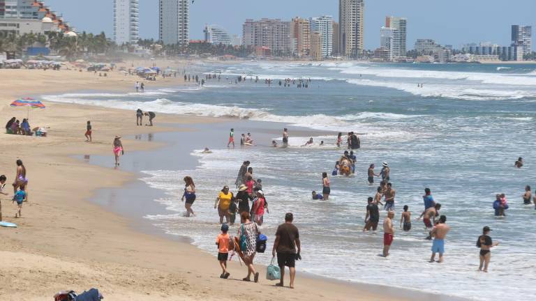 Las playas de Mazatlán lucen con poca afluencia esta semana.