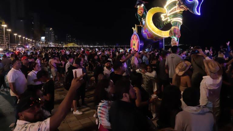 En el Malecón de Mazatlán, la fiesta continúa después del Combate Naval.