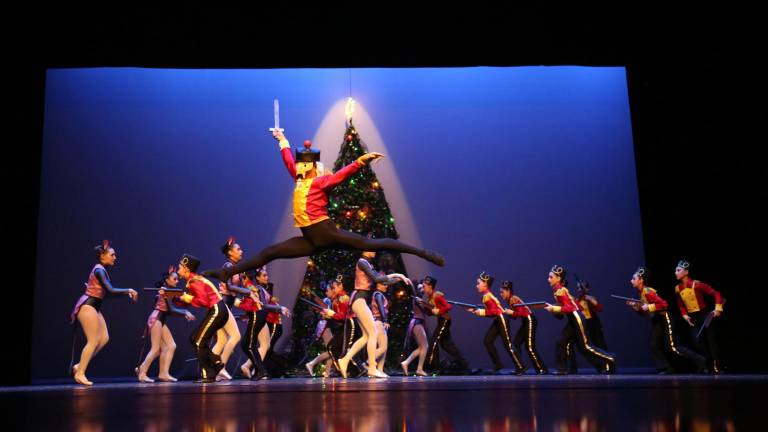 El clásico cuento navideño lo llevaron a la escena alumnas de ballet.