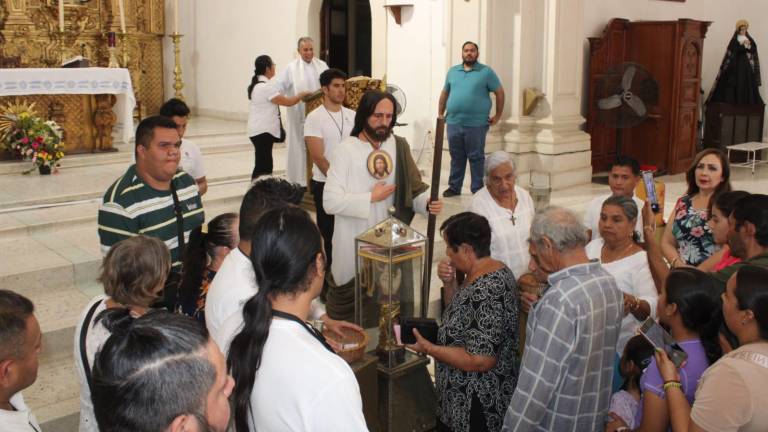 Fieles se despiden de las reliquias de San Judas Tadeo.