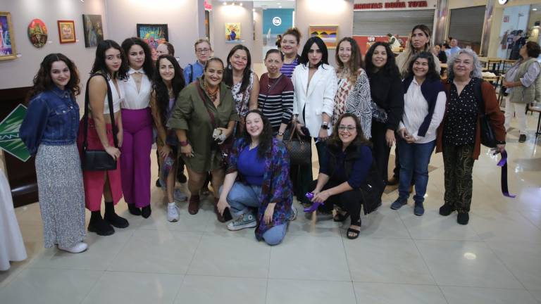 Las integrantes del Colectivo de Mujeres Artistas se toman la fotografía del recuerdo.