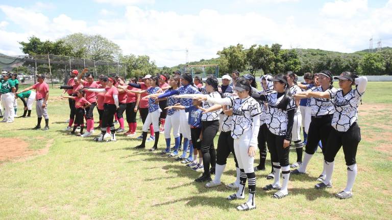 Las jugadoras rinden la protesta deportiva.