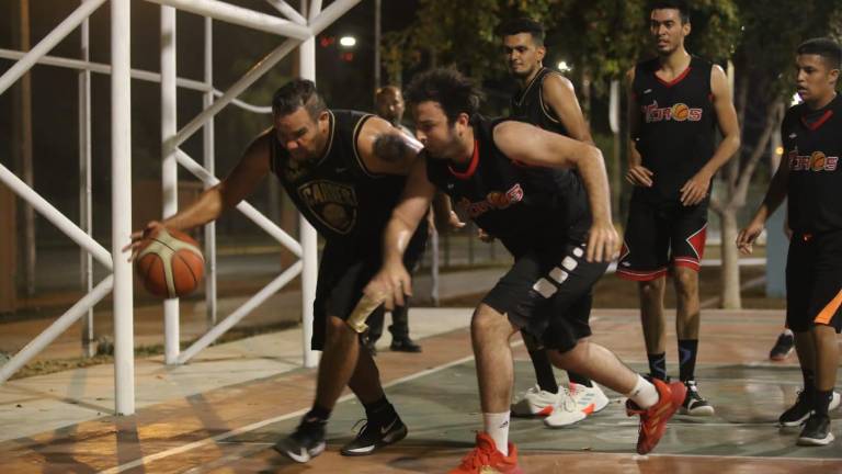 Cada vez más disputadas se desarrollan las acciones en la Liga de Baloncesto de Casa Hogar.