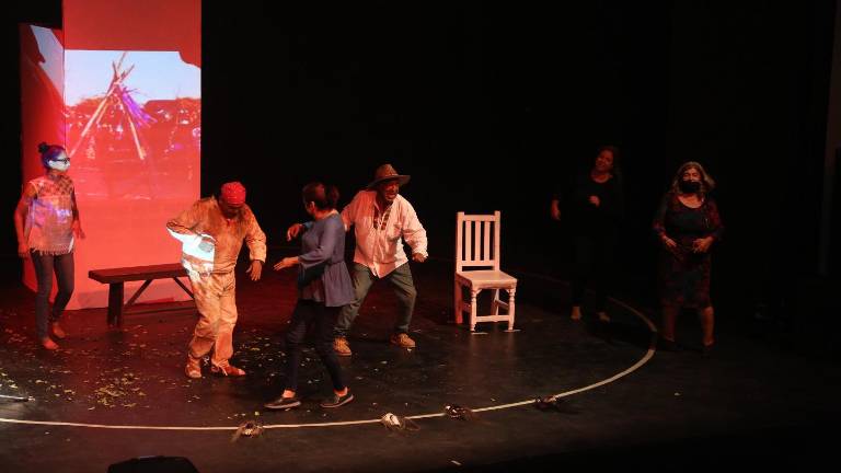 El Colectivo de Artistas Independientes durante el montaje.