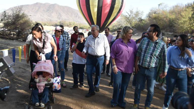 Rubén Rocha Moya visitó las instalaciones del Festival del Globo Culiacán 2023 en “Narnia”.