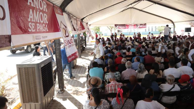 Decenas de personas se congregan este sábado en el Hospital General de Mazatlán a la espera de la llegada de la Presidenta Claudia Sheinbaum.