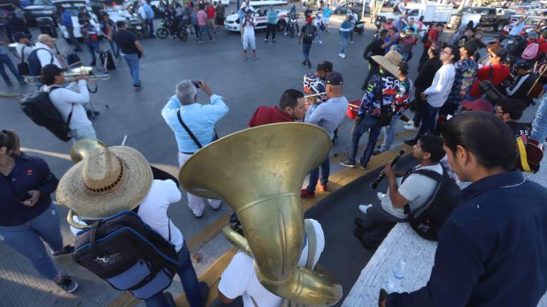 Los músicos llegan a la esfera metálica frente a Valentino y se arma de nuevo la fiesta.