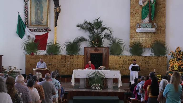 El Padre Horario comenzó la lectura de San Lucas que inicia con la última cena de Jesús con sus Apóstoles.