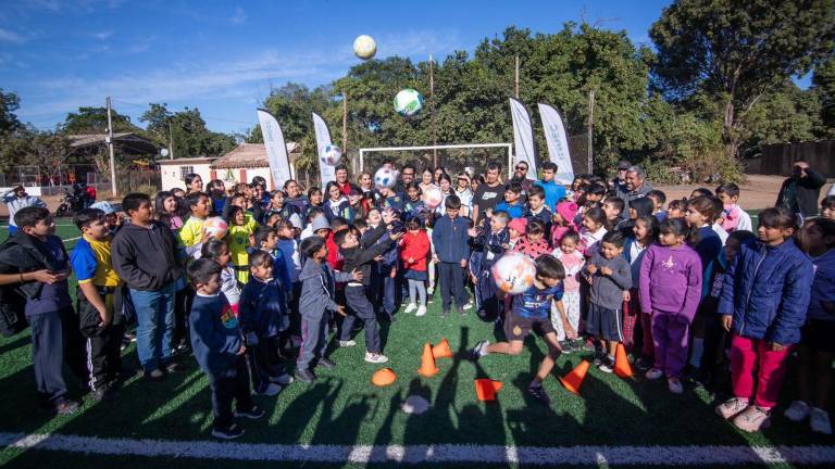 Se invirtieron 1 millón 700 pesos en la cancha de futbol de pasto sintético.