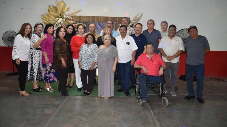 Ex alumnos de la Secundaria Federal No. 2, de Culiacán, durante su festejo.