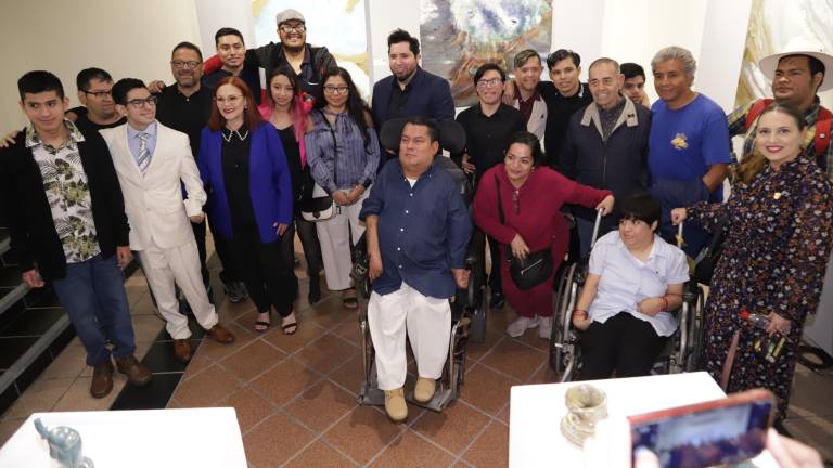 Alumnos de los talleres de arte del Centro Cultural Bauprés participan con sus obras en la exposición “Sueños especiales”.