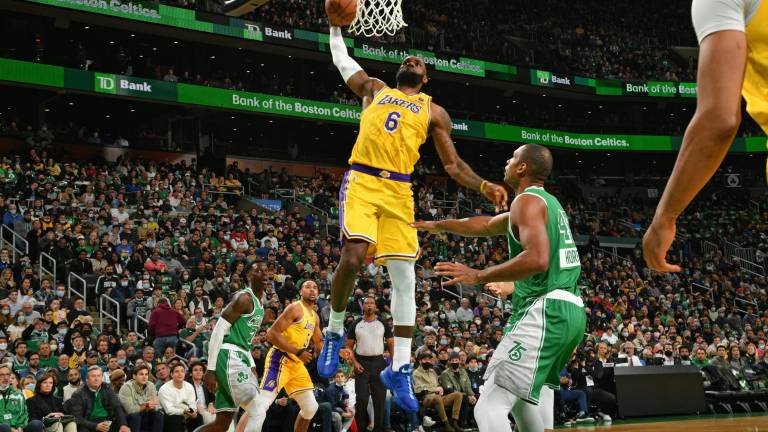 LeBron James regresó a la alineación de Lakers.