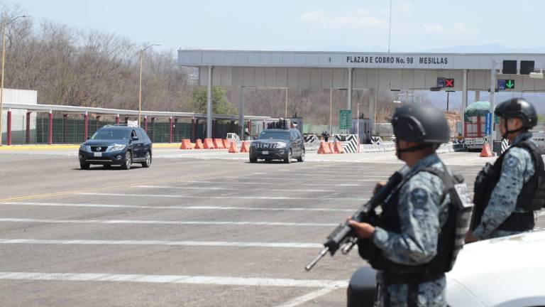 Varias patrullas de la Guardia Nacional vigilan el paso en la caseta de Mesilllas.