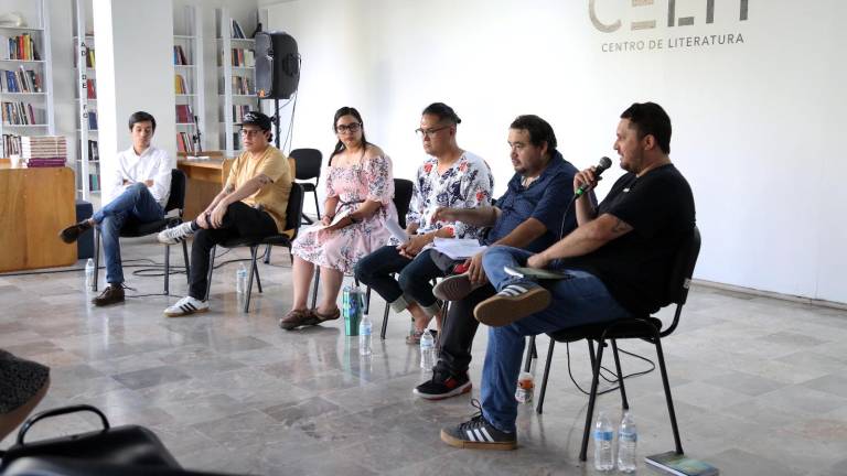 Kazuki Alberto Ito acompañado de Jazmín Duarte, Saúl Valdez, Julio Zataráin y Jorge Chavarín durante la mesa de narrativa en las Jornadas Owenianas.
