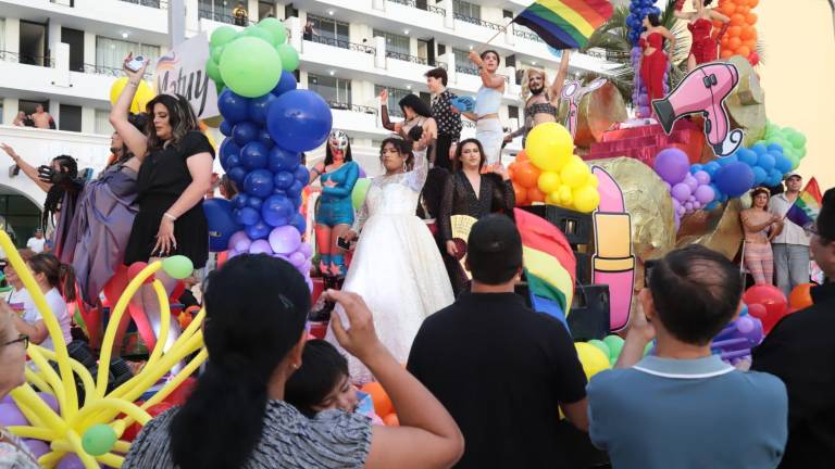 Con 15 carros alegóricos, la comunidad LGBTQ+ celebró este sábado la Marcha Maz Orgullo 2025 en el malecón de Mazatlán.