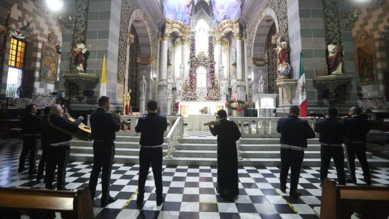Un mariachi entona Las Mañanitas a la Virgen de la Inmaculada Concepción en su casa la Catedral de Mazatlán.