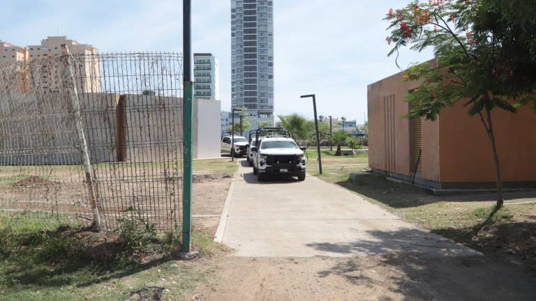 Elementos de la Guardia Nacional se alojan en un espacio del Parque Central de Mazatlán.