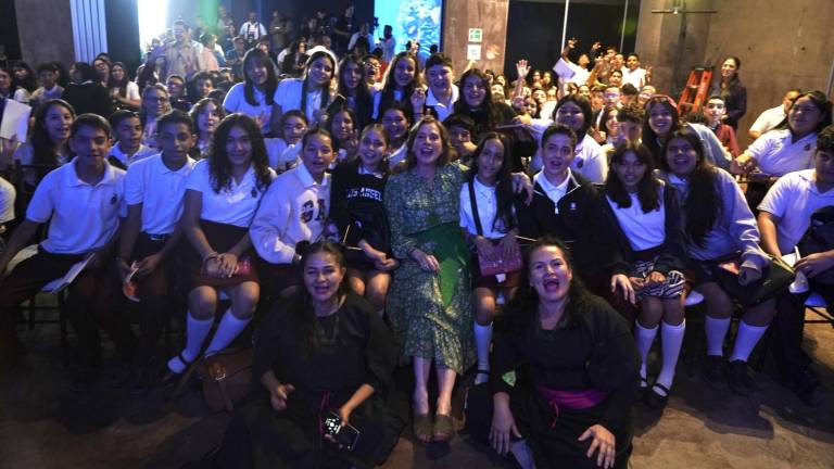 El evento de “Fandangos por la Lectura” se realiza en el Gran Acuario Mazatlán, con estudiantes de secundaria presentes.