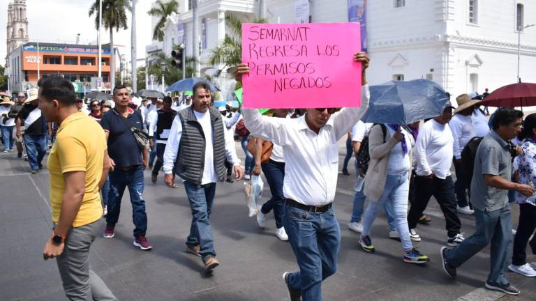 La protesta inició en la Catedral a las 11:20 horas para ser recibidos en las instalaciones de Semarnat.