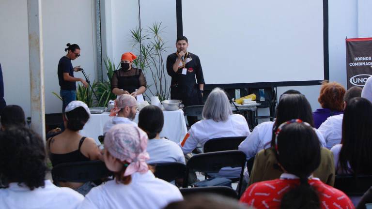 El chef Ernesto Beltrán Contreras explica la importancia de preservar la producción del pan artesanal.