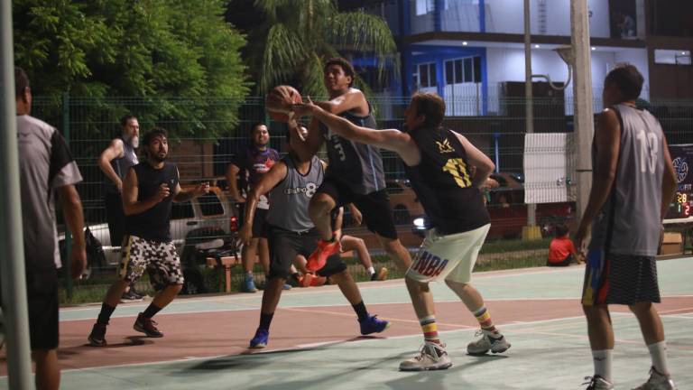 La cancha del Parque Lineal de la Avenida Óscar Pérez Escobosa vibró con la jornada de juegos.