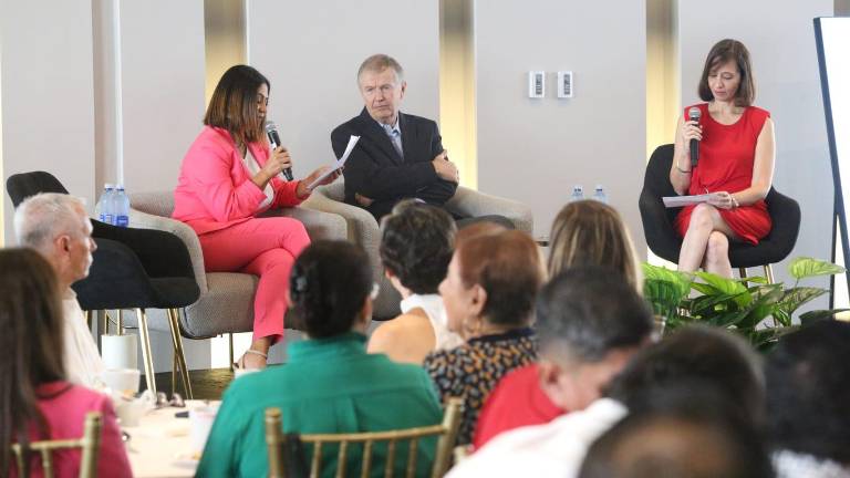 El empresario Rodolfo Madero en charla con empresarios de Mazatlán convocados por Canacintra.