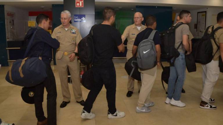 Tras el percance en Nueva York, 172 cadetes y parte de la tripulación del Buque Escuela Velero “Cuauhtémoc” llegaron este lunes al Aeropuerto Internacional de Veracruz