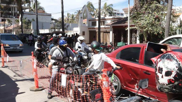 Una protesta convocada en redes sociales aglomera a personas, motociclistas y automovilistas en la avenida Cruz Lizárraga, en Mazatlán.
