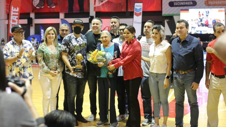 Edith Mariscal Espinosa es homenajeada.