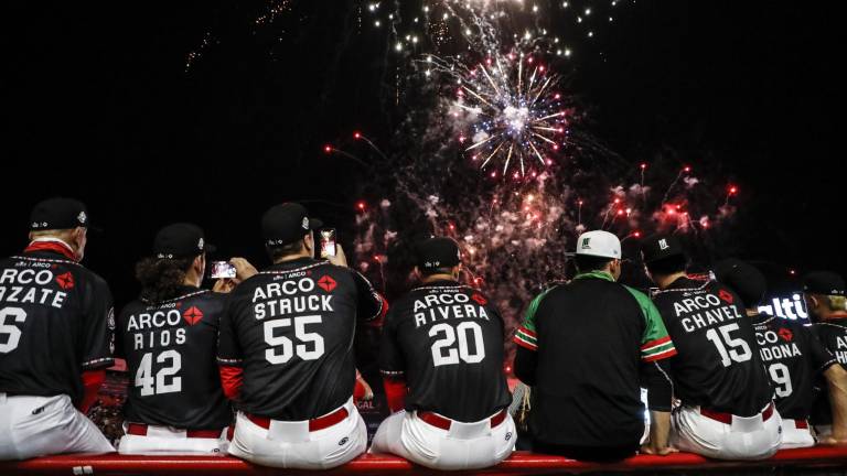 Los peloteros de Charros de Jalisco (México) observan la ceremonia de apertura de la Serie del Caribe 2022.