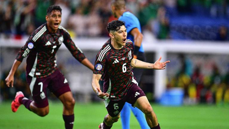 Luis Romo y Gerardo Arteaga celebran el gol de México.
