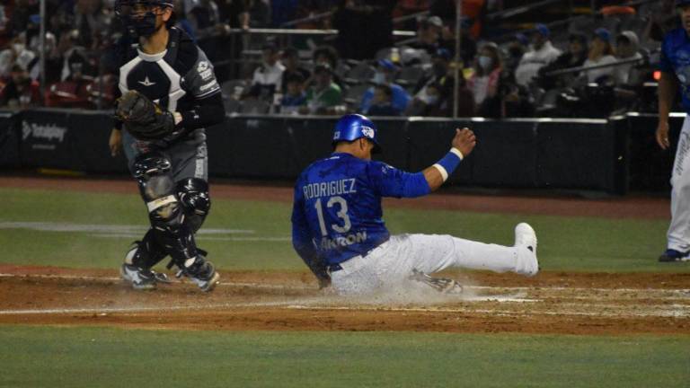 Manny Rodríguez anota.