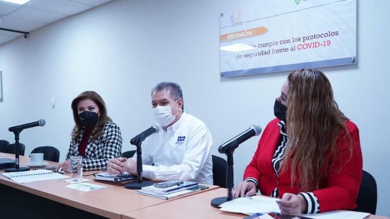La Diputada Gloria Himelda Félix Niebla y Rosario Guadalupe Sarabia Soto, con el Presidente de la CEDH, José Carlos Álvarez Ortega.