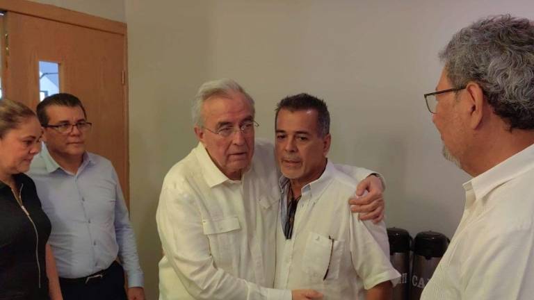 María Teresa Apodaca de González, Edgar Augusto González Zatarain, Rubén Rocha Moya y Élmer Mendoza con Víctor López de la Paz, sobrino de López Sáenz y responsable de toda su obra.